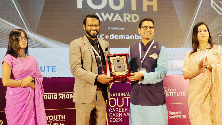 Minhazul asif receive tech enterpreanure award from junayed ahmed palak